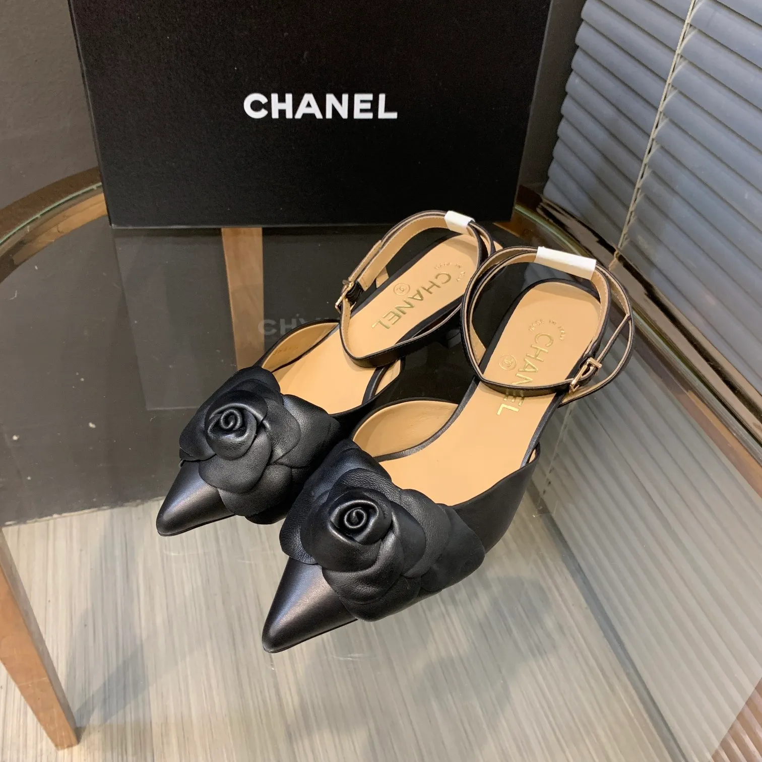 👟👟Ex-factory price 600👟👟 🍀Chanel's new flagship series of sandals in the counter are newly released 2022S summer series, exquisite retro shoes, the latest camellia flower design of Jindian Xiaoxiang on the upper is exquisite and fashionable, a popular model among domestic and foreign bloggers Upper: original Italian imported sheepskin original one-to-one sheepskin handmade camellia🌸 Inner lining: imported mixed sheepskin lining Outsole: Genuine leather outsole imported from Italy Size number: 35-39 (40, 41 customization is non-returnable) Heel height: 4cm Delivered with luxurious latest counter packaging